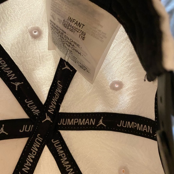 White and black Jordan snap back hat for infant - Picture 3 of 4